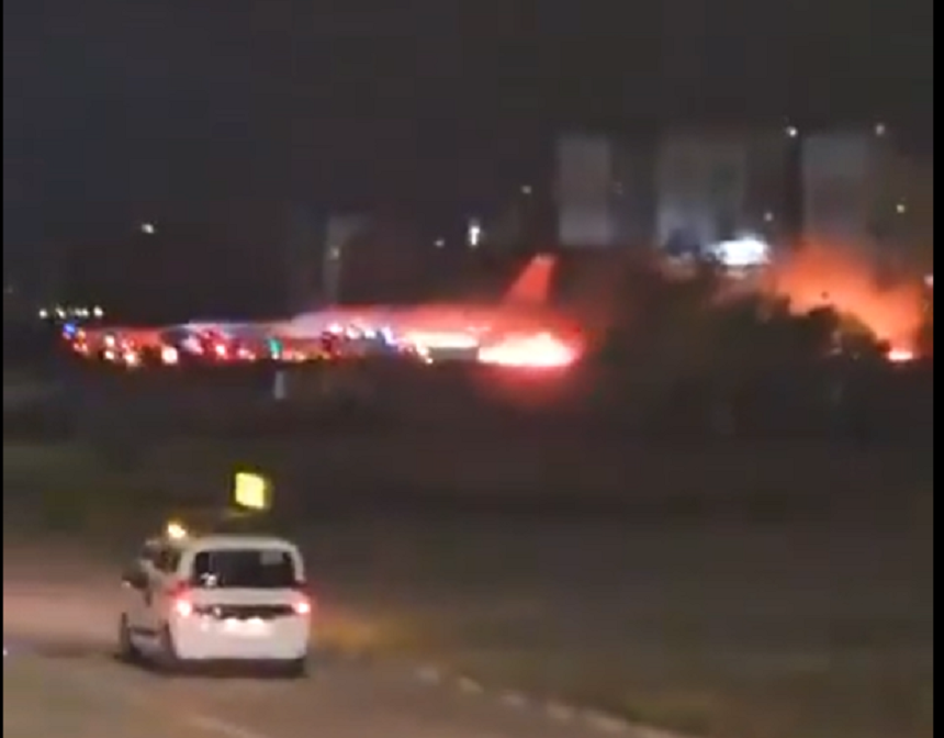 Turcia: Motorul unui avion de fabricaţie rusească a luat foc după aterizare, în Antalya - VIDEO