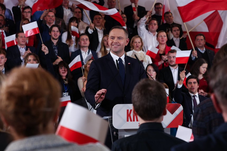 Partidul conservator PiS din Polonia, din care provine actualul preşedinte, l-a ales pe istoricul Karol Nawrocki pentru a se confrunta cu primarul liberal al Varşoviei în alegerile prezidenţiale de anul viitor