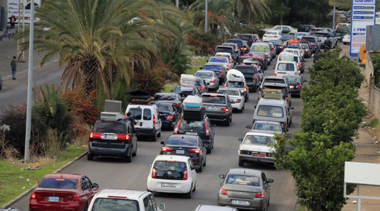 Locuitori deplasaţi din sudul Libanului şi Valea Beeka încep să se întoarcă acasă, în coloane de maşini, după intrarea în vigoare a armistiţiului dintre Israel şi Hazbollah. Libanezii îşi manifestă bucuria în stradă. Armata israeliană urmează să se retrag