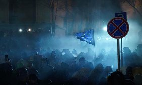 Poliţia din Georgia şi manifestanţii pro-UE s-au confruntat pentru a doua noapte la rând după ce guvernul a îngheţat procesul de aderare