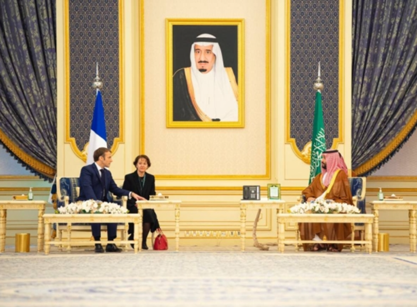 Macron începe o vizită de stat de trei zile în Arabia Saudită, în plină criză politică în Franţa