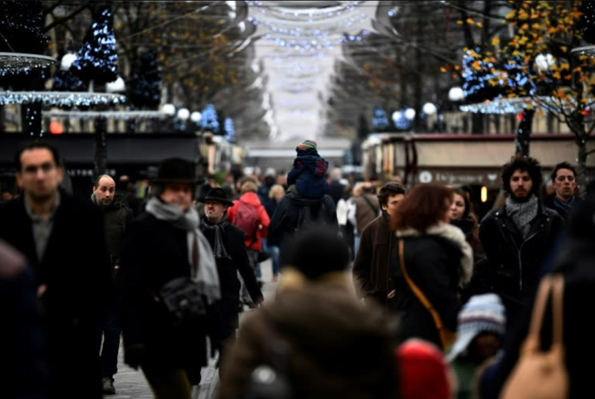 Puterea de cumpărare, prima îngrijorare a francezilor, într-o Franţă ”în declin”, arată un sondaj. Peste jumătate dintre francezi vor ca Macron să demisioneze, mai puţin de o treime vor să fie dizolvată din nou Adunarea Naţională