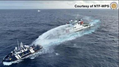 Filipine afirmă că Paza de Coastă chineză a tras cu tunuri de apă şi a ”lovit” o navă guvernamentală - VIDEO