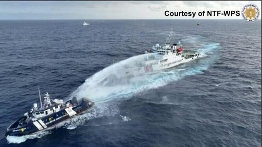 Filipine afirmă că Paza de Coastă chineză a tras cu tunuri de apă şi a ”lovit” o navă guvernamentală - VIDEO