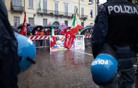 Poliţia italiană arestează 12 susţinători ai supremaţiei albilor, pe care-i acuză că pregăteau instaurarea unui stat ”autoritarist, fondat pe rasa ariană”. 25 de persoane erau vizate în anchetă, membre ale celulei ”Werwolf Division”. Percheziţii în toată 