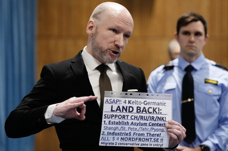 Justiţia norvegiană respinge o nouă cerere de eliberare a lui Anders Behring Breivik. El prezintă acelaşi risc de recidivă ca atunci când s-a pronunţat verdictul în 2012, stabilesc judecătorii. S-a prezentat în instanţă cu capul ras, astfel încât să fie v