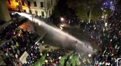 Georgia: mii de manifestanţi pro-UE în faţa parlamentului, în a zecea noapte de proteste