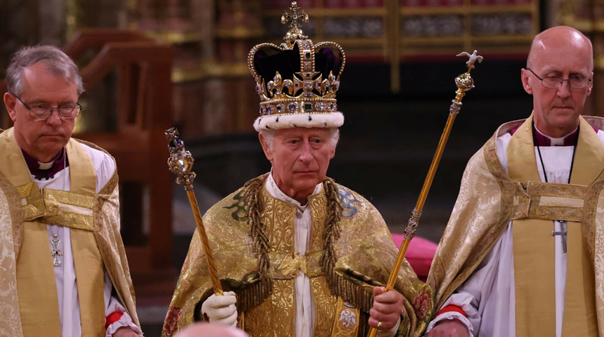 Regele Charles al III-lea dezvăluie că i-a fost teamă, la încoronare, să nu se ”clatine” coroana St Edward de aur, de două kilograme, după ce i-a fost pusă pe cap