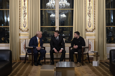 Zelenski se declară ”recunoscător” faţă de ”hotărârea puternică” a lui Trump de a opri războiul. El respinge cererea SUA de a scădea vârsta mobilizării la 18 ani. ”Nu trebuie să compensăm lipsa echipamentului şi formării cu tinereţea soldaţilor”