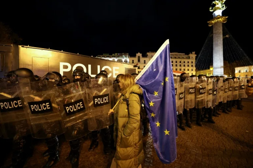 Londra suspendă ”orice program de susţinere” a Guvernului georgian din cauza unor ”scene şocante de violenţă”. A 12-a noapte de manifestaţii antiguvernamentale la rând la Tbilisi