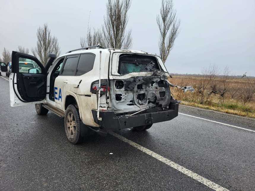 Un vehicul al AIEA a fost lovit de o dronă pe drumul către centrala nucleară Zaporojie - VIDEO