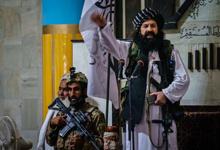 Ministrul taliban al Refugiaţilor, Khalil Ur-Rahman Haqqani, asasinat în sediul ministerului într-un atentat sinucigaş revendicat de Statul Islamic. El era unchiul ministrului de Interne şi fratele fondatorului reţelei Haqqani 