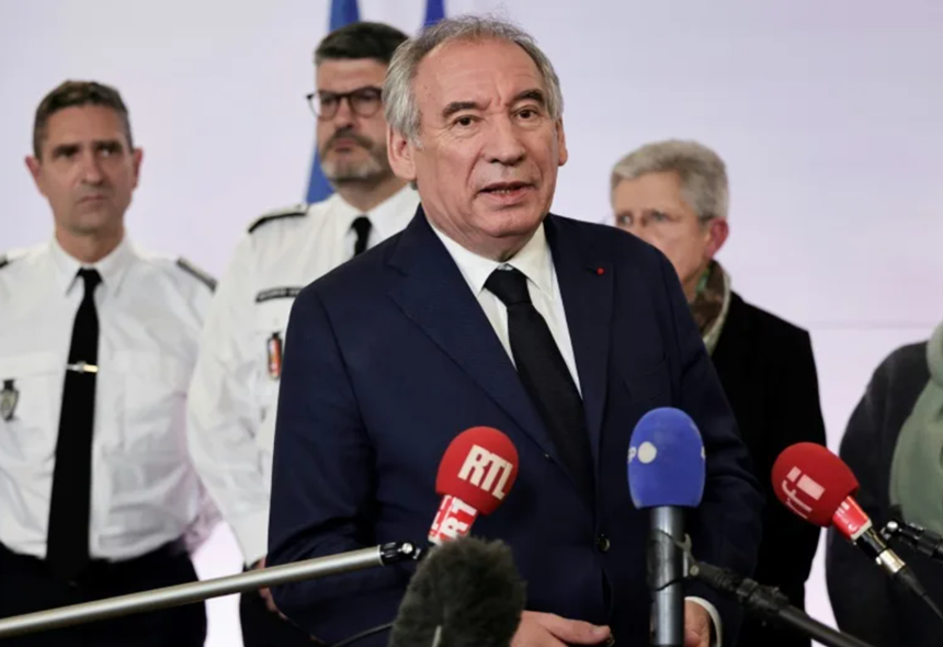 Noul premier francez François Bayrou provoacă un prim scandal ducându-se la Pau unde este primar de zece ani să prezideze Consiliul Local în loc să participe la o şedinţă de urgenţă a celulei de urgenţă privind situaţia din Mayotte după ciclonul Chido