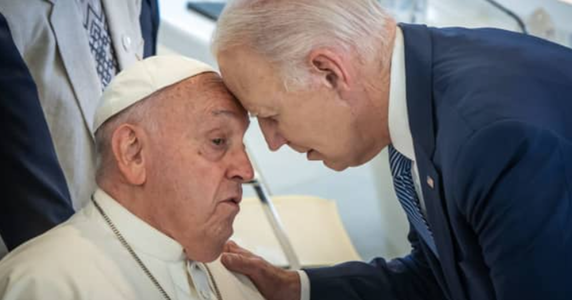 Joe Biden urmează să efectueze o vizită în Italia, în perioada 9-12 ianuarie, anunţă Casa Albă. El i-a mulţumit la telefon Papei Francisc pentru ”alinarea suferinţelor lumii”