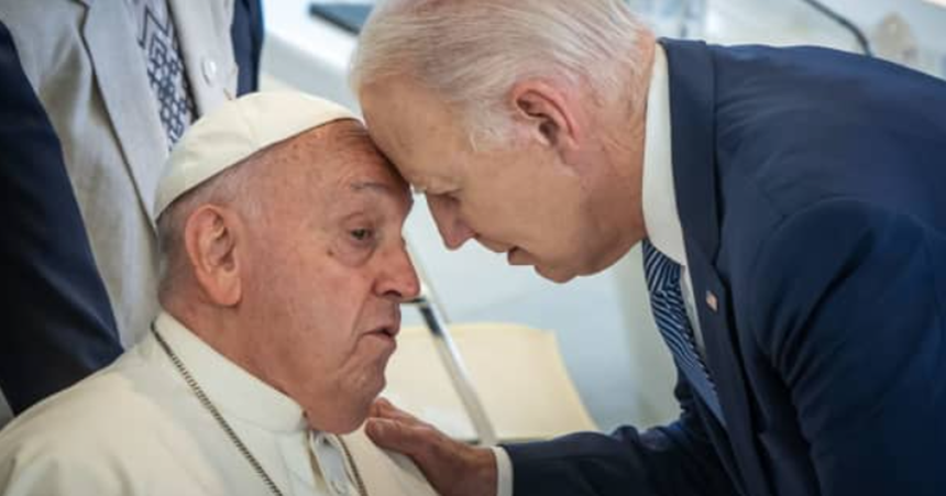 Joe Biden urmează să efectueze o vizită în Italia, în perioada 9-12 ianuarie, anunţă Casa Albă. El i-a mulţumit la telefon Papei Francisc pentru ”alinarea suferinţelor lumii”