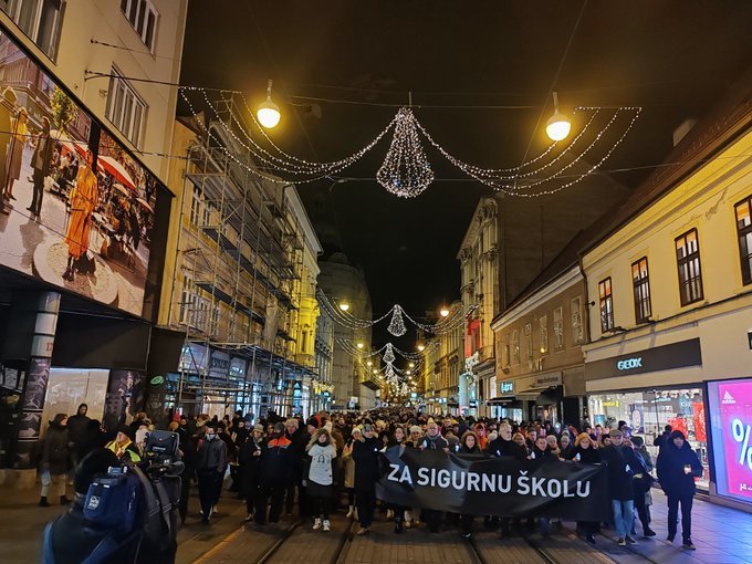 Croaţia: Mii de persoane au manifestat pentru mai multă siguranţă după un atac cu cuţitul într-o şcoală din Zagreb - VIDEO