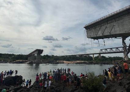 Cel puţin doi morţi şi 12 dispăruţi în Brazilia, în urma surpării unui pod între două state braziliene pe care se aflau patru camioane, două maşini şi două motociclete