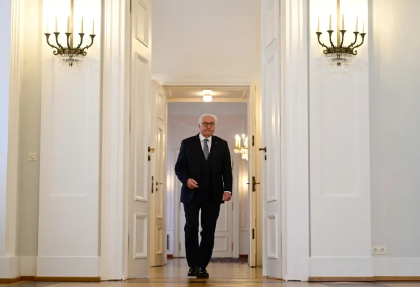 Preşedintele german Frank-Walter Steinmeier dizolvă Parlamentul şi convoacă oficial alegeri legislative anticipate la 23 februarie. El denunţă o influenţă externă pe X şi evocă anularea alegerilor în România