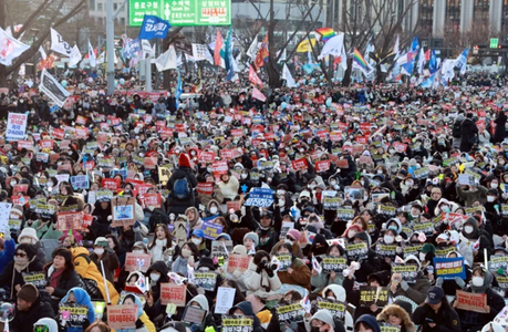 Preşedintele destituit sud-coreean Yoon Suk Yeol, acuzat de parchet de autorizarea armatei să deschidă focul pentru a impune legea marţială. Manifestaţii la Seul. Opoziţia cere arestarea lui Yoon