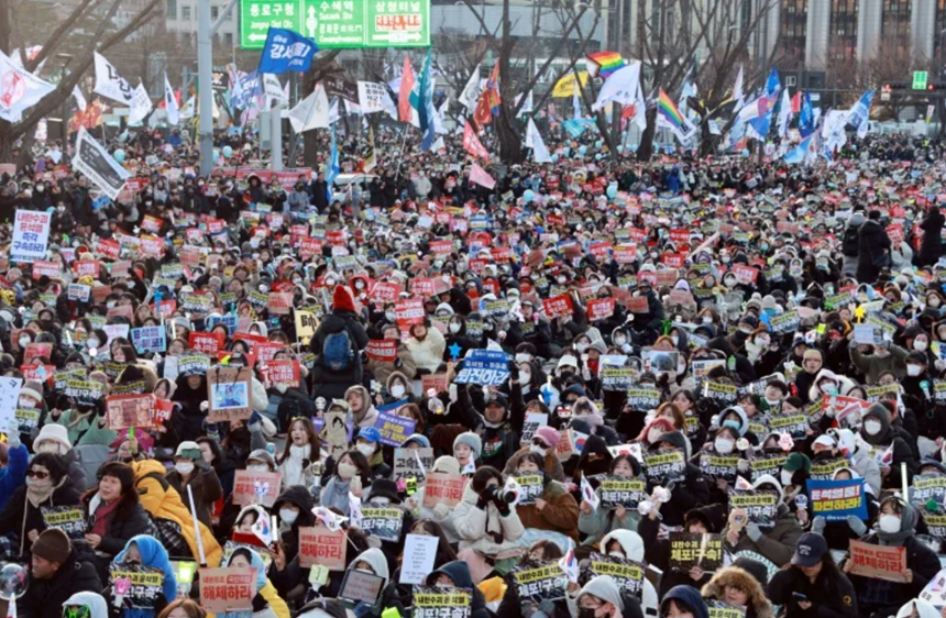 Preşedintele destituit sud-coreean Yoon Suk Yeol, acuzat de parchet de autorizarea armatei să deschidă focul pentru a impune legea marţială. Manifestaţii la Seul. Opoziţia cere arestarea lui Yoon