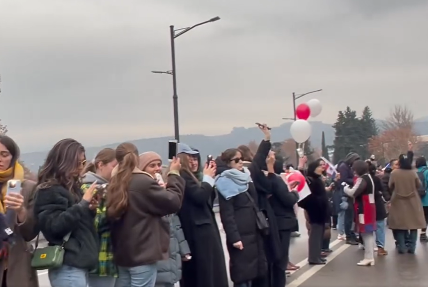 Mii de persoane protestează în Georgia, în timp ce noul preşedinte se pregăteşte să depună jurământul