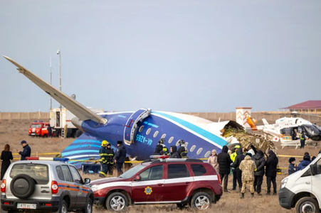 Aliev acuză Rusia de doborârea avionului azer în Kazahstan şi că a încercat să ascundă cauzele dramei, cere compensaţii şi recunoaşterea vinei. El discută din nou cu Putin. 17 experţi de diverse naţionalităţi participă la investigaţii, inclusiv doi ruşi ş