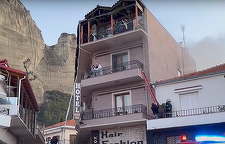 Proprietarul unui hotel care a luat foc la Kalambaka, în complexul de mănăstiri Meteora din Grecia, moare după ce se aruncă de la balcon pentru ca să scape de flăcări. 30 de persoane, inclusiv opt copii, evacuate. Opt spitalizări