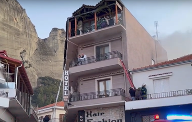 Proprietarul unui hotel care a luat foc la Kalambaka, în complexul de mănăstiri Meteora din Grecia, moare după ce se aruncă de la balcon pentru a scăpa de flăcări. 30 de persoane, inclusiv opt copii, evacuate. Opt spitalizări