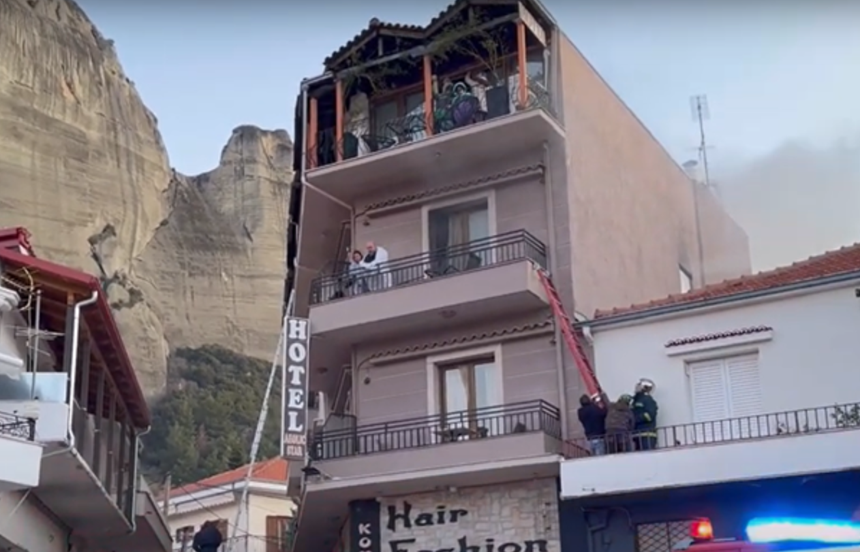 Proprietarul unui hotel care a luat foc la Kalambaka, în complexul de mănăstiri Meteora din Grecia, moare după ce se aruncă de la balcon pentru a scăpa de flăcări. 30 de persoane, inclusiv opt copii, evacuate. Opt spitalizări