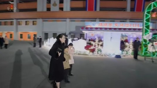 Sora lui Kim Jong-un are doi copii? Serviciile sud-coreene analizează imagini apărute de Anul Nou, în condiţiile în care viaţa ei privată rămâne secretă