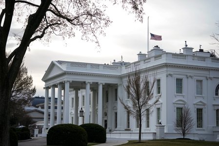 Trump se plânge că drapelele SUA vor fi coborâte în bernă în ziua învestirii sale