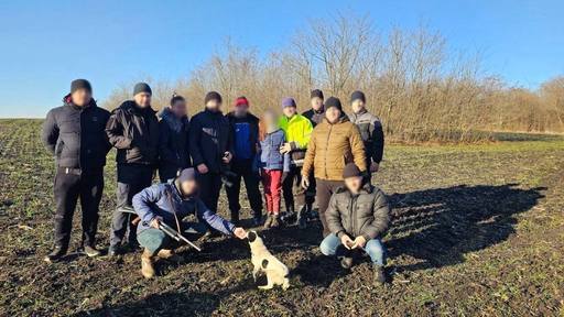 Republica Moldova: O minoră a fost găsită nevătămată după ce s-a rătăcit în pădure şi a fost căutată de peste 50 de poliţişti. Alături de copilă a stat un câine