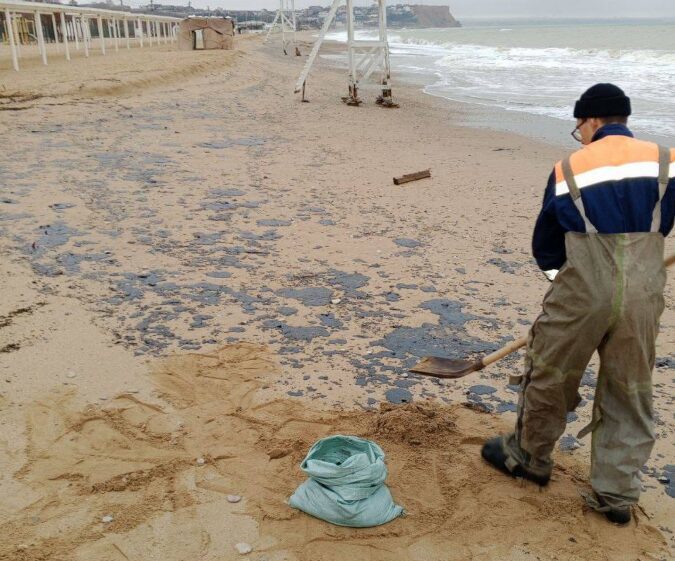 Păcura scursă în Marea Neagră a ajuns pe plajele din Crimeea. A fost instituită stare de urgenţă la Sevastopol