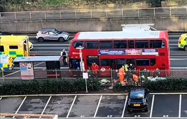 Un băiat în vârstă de 14 ani, mort înjunghiat într-un autobuz la Londra