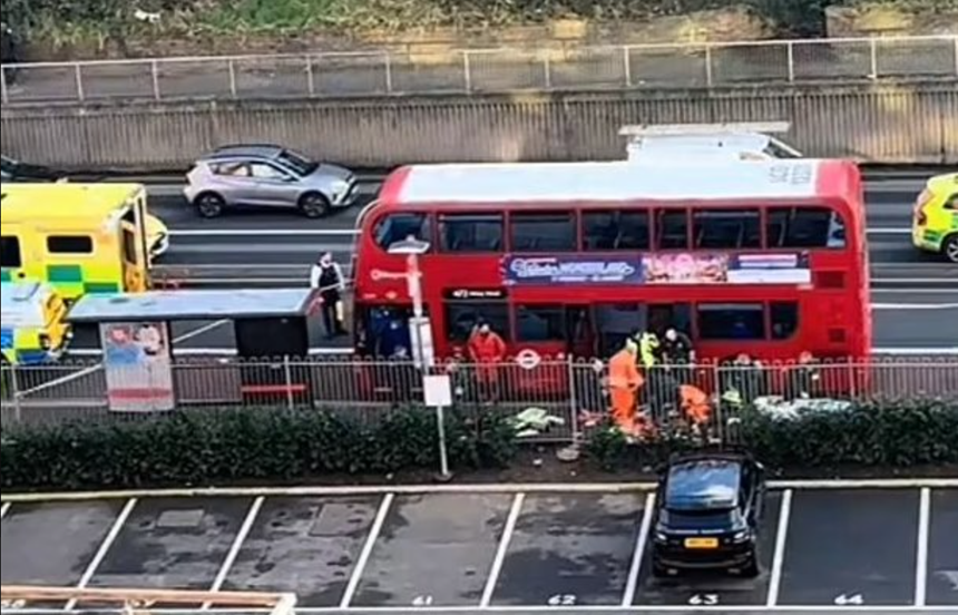 Un băiat în vârstă de 14 ani, mort înjunghiat într-un autobuz la Londra