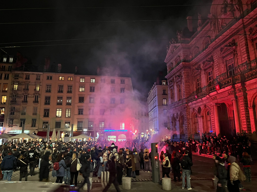 Şapte persoane arestate la Lyon la o manifestaţie antifascistă de sărbătorire a morţii lui Jean-Marie Le Pen, sărbătorită în oraşe în toată Franţa. ”Nimic, absolut nimic nu justifică să dansăm pe un cadavru”, denunţă ministrul de Interne Bruno Retailleau