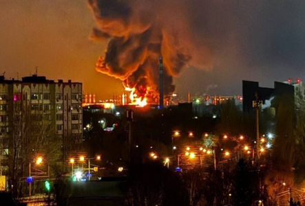 Incendiu la depozitul petrolier Combinat Kristall de la Engels, în regiunea rusă Saratov, în urma unui atac ucrainean cu drone. El furniza carburant aerodromului militar Engels-2, baza aviaţiei strategice ruse. Doi morţi şi cinci răniţi în atacuri ruse în