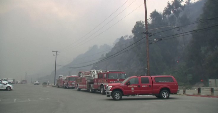 UPDATE - Doi morţi în incendiile de la Los Angeles. Mai multe celebrităţi sunt printre zecile de mii de persoane care au fugit din cauza flăcărilor care fac ravagii. Situaţia se înrăutăţeşte