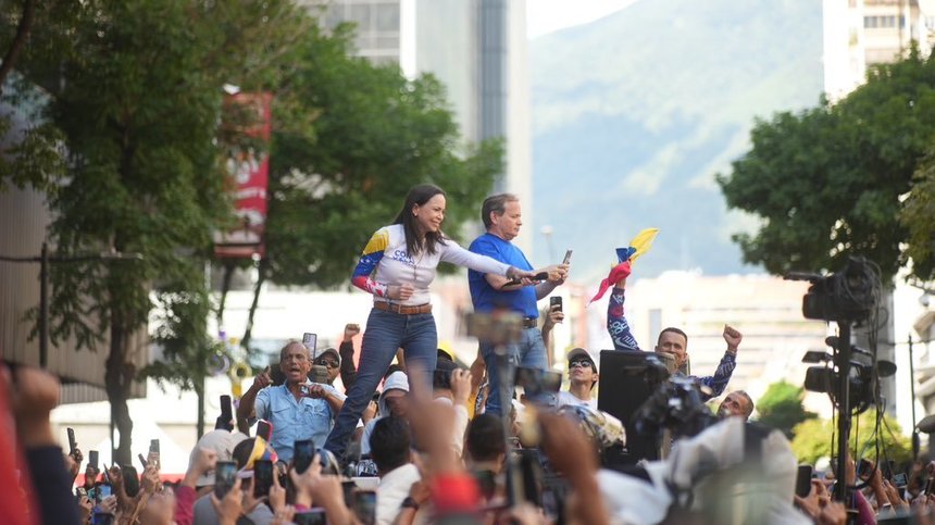 „Nu ne este frică”, strigă manifestanţii din Venezuela în ajunul învestirii contestate a preşedintelui Maduro. Şefa opoziţiei, Maria Corina Machado, a fost reţinută