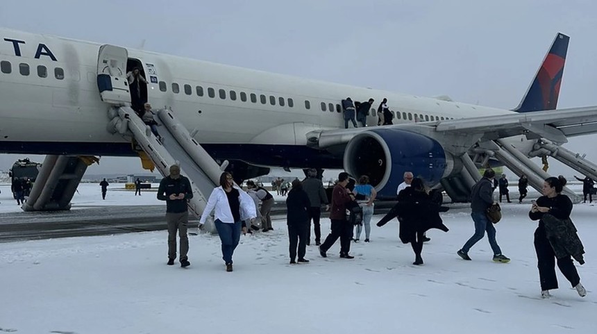 Pasageri evacuaţi pe tobogan după ce decolarea unui zbor Delta a fost întreruptă pe aeroportul din Atlanta din cauza unei probleme la motor