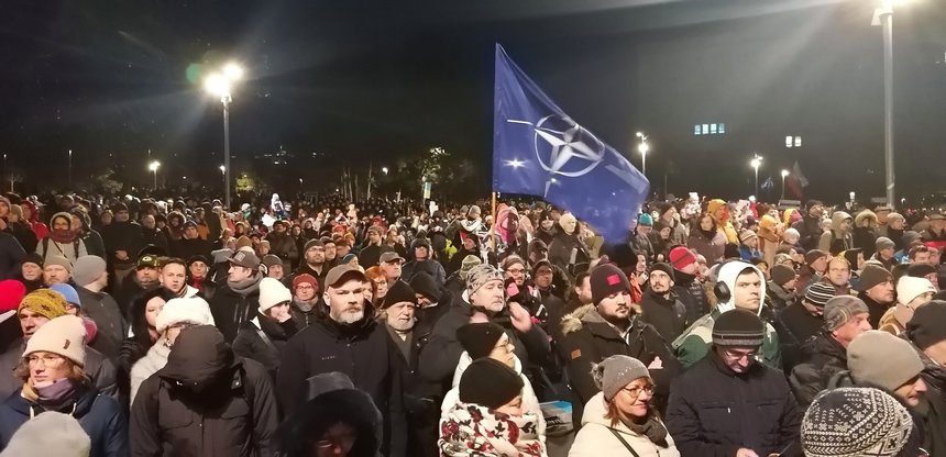 Mii de slovaci au protestat reproşându-i premierului Robert Fico că târăşte Slovacia spre Rusia - VIDEO