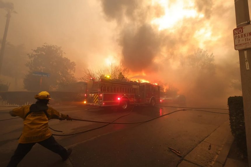 Cel mai mare dintre incendiile din Los Angeles îşi schimbă direcţia, aducând noi ameninţări