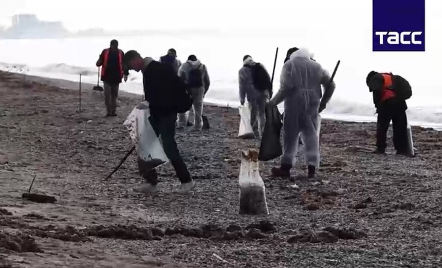 Pata de petrol scursă în strâmtoarea Kerci a ajuns pe coasta Mării Azov, în Ucraina ocupată - TASS