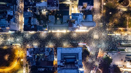 Protest cu zeci de mii de persoane la Belgrad