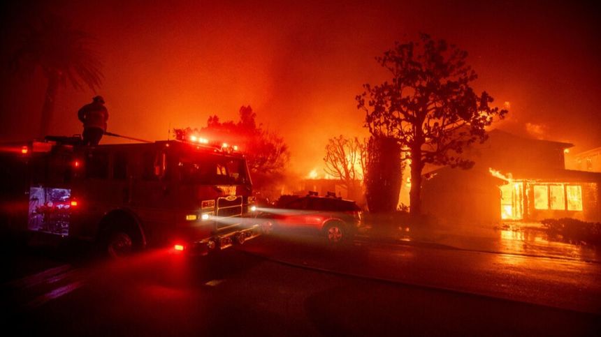 Incendiile din Los Angeles: Bilanţul a ajuns la 24 de morţi. Vântul violent ameninţă să înteţească focul