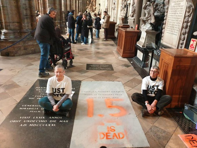 Activişti ecologişti au vandalizat mormântul lui Darwin din Westminster - VIDEO