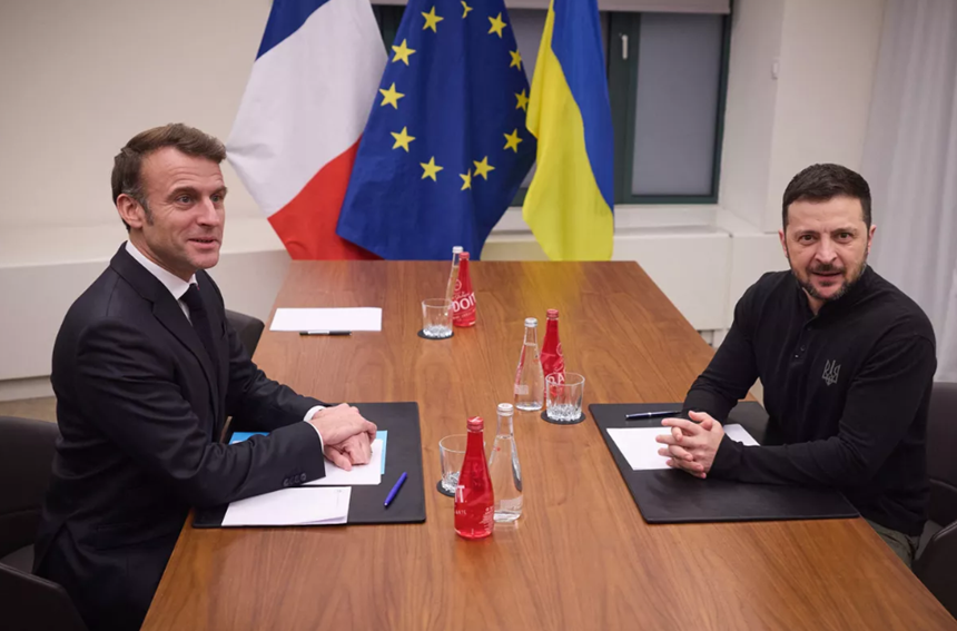 Zelenski anunţă că a discutat cu Macron despre ”desfăşurarea unor contingente” străine în Ucraina