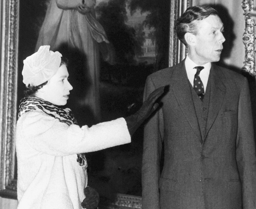 Elizabeth a II-a a fost informată după nouă ani despre prezenţa unui spion KGB la Buckingham, un istoric, Anthony Blunt, curatorul operelor de artă ale familiei regale