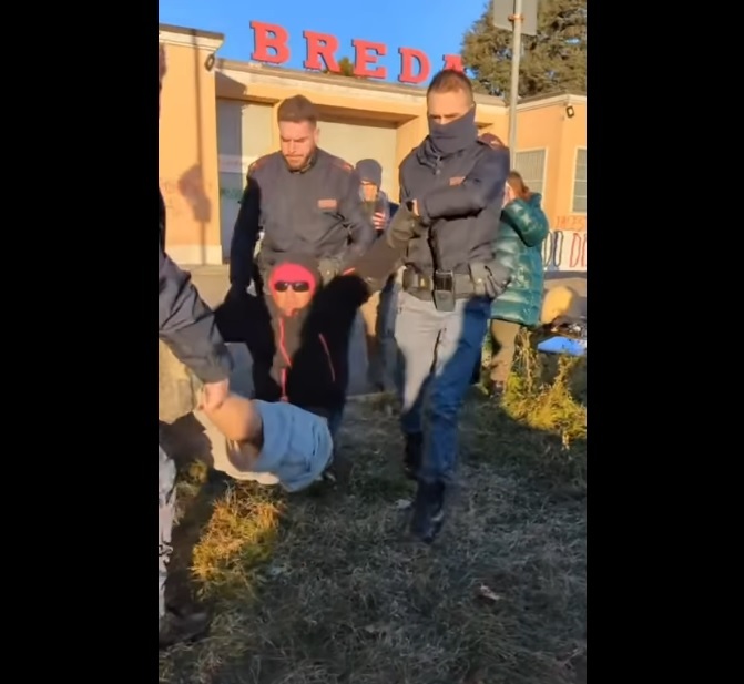 Poliţia italiană, acuzată că a obligat activiste să-şi scoată lenjeria intimă şi să stea în poziţie ghemuit - VIDEO