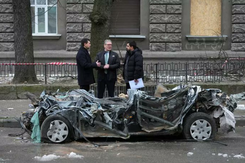 Sirene aeriene şi explozii la Kiev, survolat de o dronă rusească, în timpul vizitei lui Starmer. El anunţă un ajutor suplimentar în valoare de 47,4 mil. €